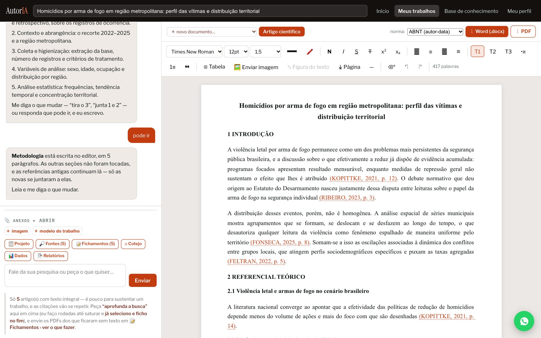 A conversa à esquerda propondo o roteiro de parágrafos e o editor à direita com a seção escrita, citações em destaque e seções numeradas.
